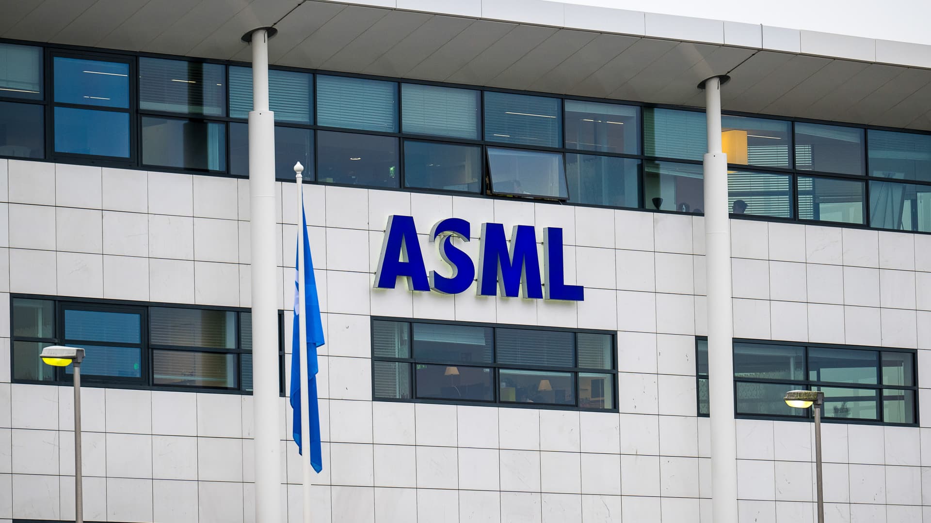 Bernstein Lifts ASML Price Target 33 Percent on AI Chip Demand